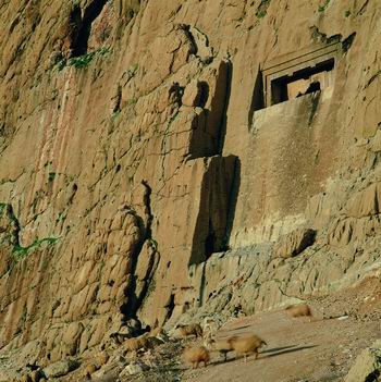 گوردخمه های سنگی در دل کوهستان و غارهای کنده کاری شده در ایران باستان
